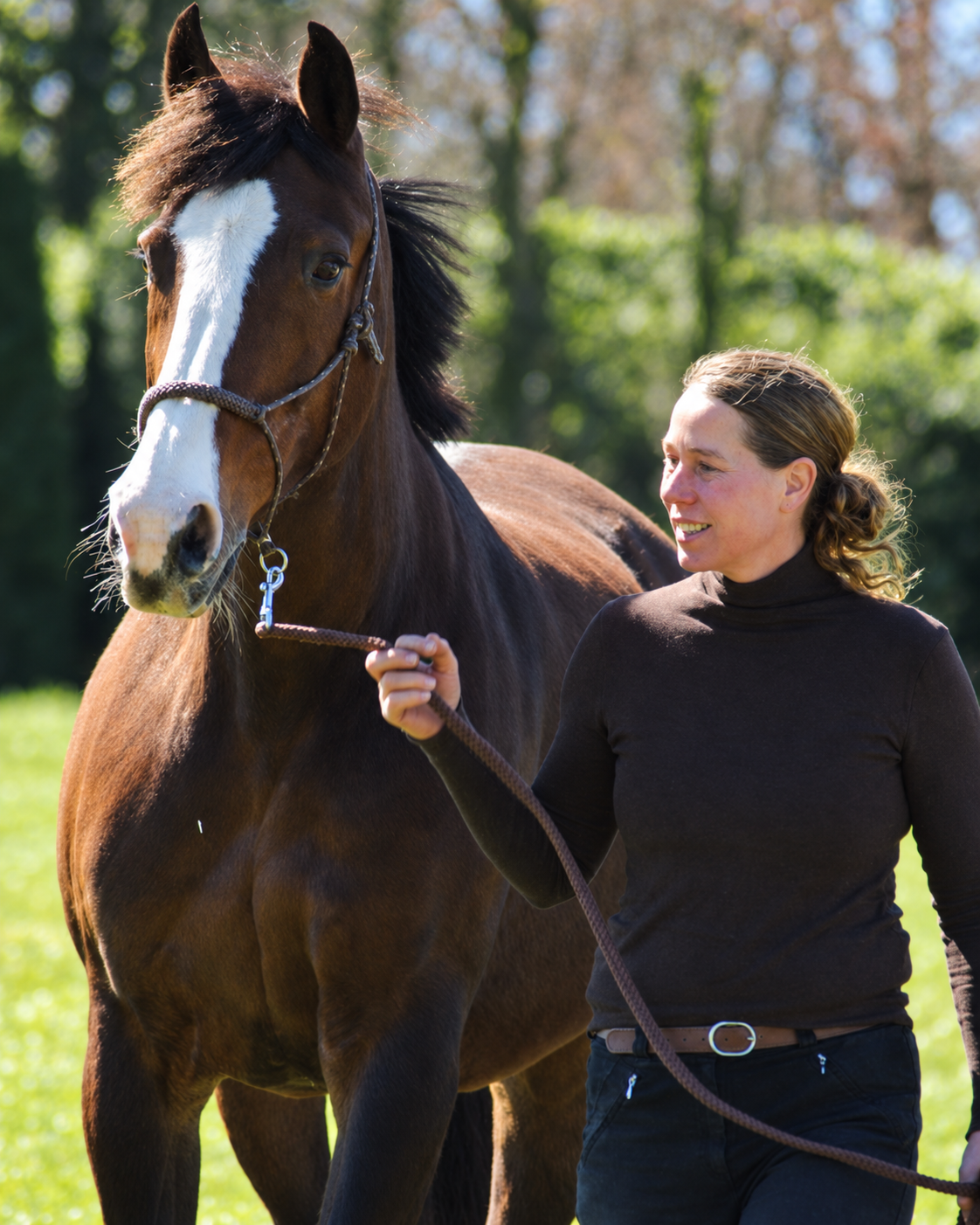 Astrid loopt rustig aan de hand met een ouder paard